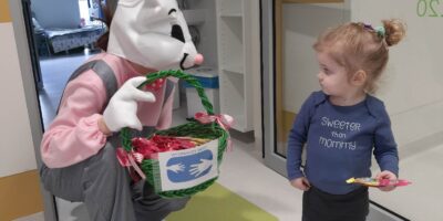 Wizyta Zajączka Wielkanocnego w szpitalu